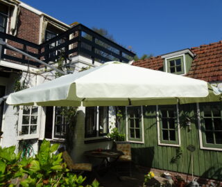 350cm –  baleinlengte +/- 1.75m    baleinen 8 – Volant- klittenbandsluiting- geschikt voor zweefparasols